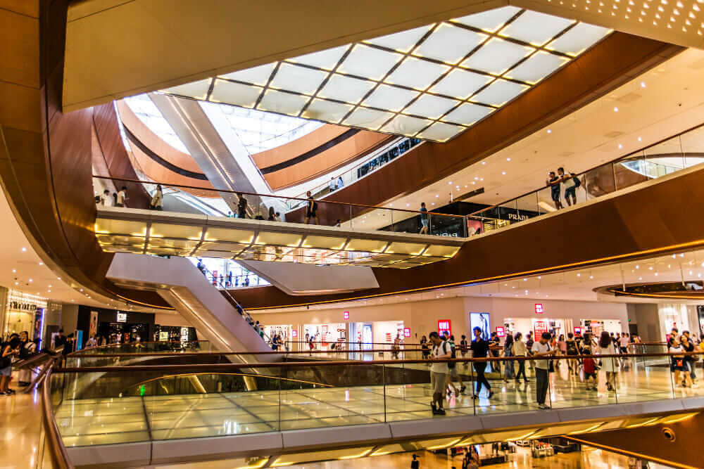 La cercania a espacios publicos como centros comerciales ayudan a establecer los estratos socioeconomicos